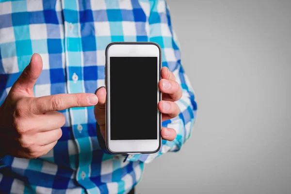 Telefon Der Hand Mit Leerem Schwarzem Display Geschäftsmann Zeigt Mit — Stockfoto