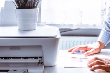 Ofiste ahşap masa üzerinde analiz iş adamı. Adam raporlar ve grafikler üzerinde yaslanmış bir kalem tutuyor. Giderler ve kar. Maliyeti dengesi. Bir iş çalıştıran kavramı.