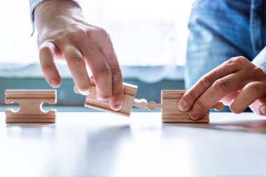 Adam aynı iki uyumsuz jigsaw bulmacalar için işaret eder. Yanlış anlama, uygun olmayan öğeleri dışlayan deyimleri kavramı.