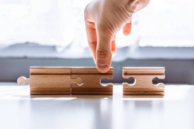 Adam aynı iki uyumsuz jigsaw bulmacalar için işaret eder. Yanlış anlama, uygun olmayan öğeleri dışlayan deyimleri kavramı.