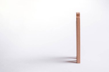 Beyaz bir arka plan üzerinde izole ahşap blok. Gölgeler ahşap blok çevirir ve diğer blok arkasında dizilir.