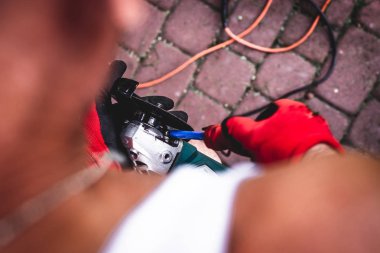 Adam değirmeni diskten değişimler, bir tornavida ile unscrews. Yıpranmış bir kalkan, el emeği, bahçede çalışan kavramı yerine.