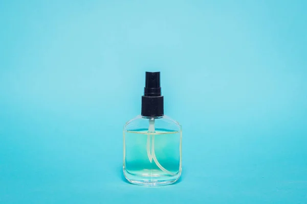 Transparente Parfümflasche Isoliert Auf Pastellfarbenem Hintergrund Wasserflasche Mit Schwarzem Stöpsel — Stockfoto
