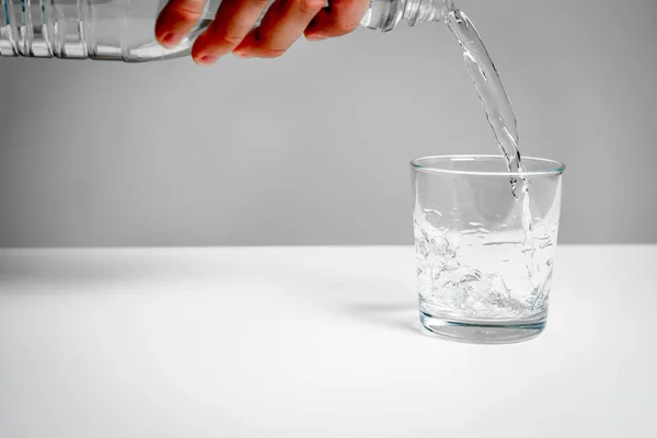 Menuangkan Air Gelas Dari Botol Harganya Naik Memuaskan Dahaga Masalah — Stok Foto