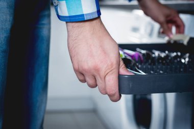 Bulaşık makinesinde bulaşık. Adam kirli bulaşık bulaşık makinesine koyar. Açılış ve kapanış bulaşık makinesi. Adam umurunda hakkında ev ödevini mu.