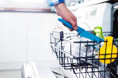 Bulaşık makinesinde bulaşık. Adam kirli bulaşık bulaşık makinesine koyar. Açılış ve kapanış bulaşık makinesi. Adam umurunda hakkında ev ödevini mu.