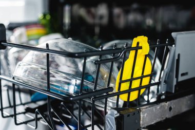 Bulaşık makinesinde bulaşık. Adam kirli bulaşık bulaşık makinesine koyar. Açılış ve kapanış bulaşık makinesi. Adam umurunda hakkında ev ödevini mu.