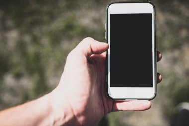 Elinde telefon. Boş ekrana beyaz telefondur. Telefon içerikle doldurulması için hazır.