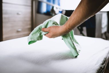 Çocuğun giysileri katlanır. Adam basmakalıp olmayan rolü. Babası düzenler ve çocuk için giyim düzenleme. Bir çocuk için baba dikkat çekici. Anne-Baba, günlük işleri otantik çalışmalarını.