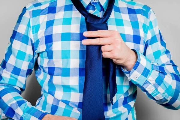 Putting Tying Tie Man Holding Tie Instructions Putting Tie Preparation — Stock Photo, Image