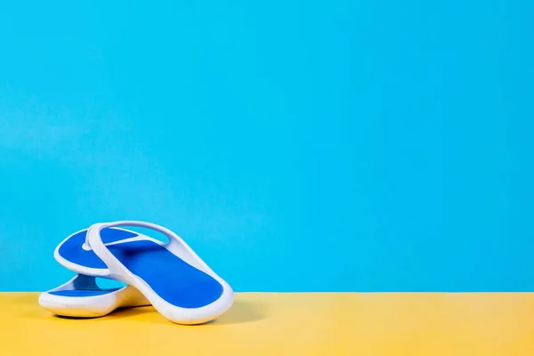 Blue Flip Flops Conjunto Verão Verão Está Chegando Conceito Estilo — Fotografia de Stock