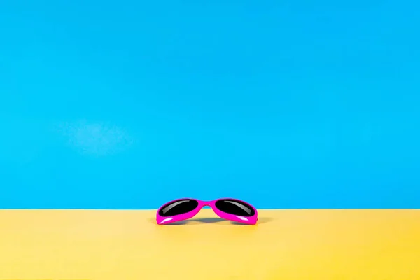 선글라스의 스튜디오 샷입니다 이다입니다 최소한의 스타일 사진입니다 다채로운 배경으로에 선글라스의 — 스톡 사진
