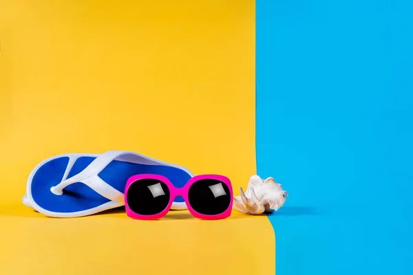 Blue Flip Flops Sandálias Óculos Sol Concha Conjunto Verão Verão — Fotografia de Stock
