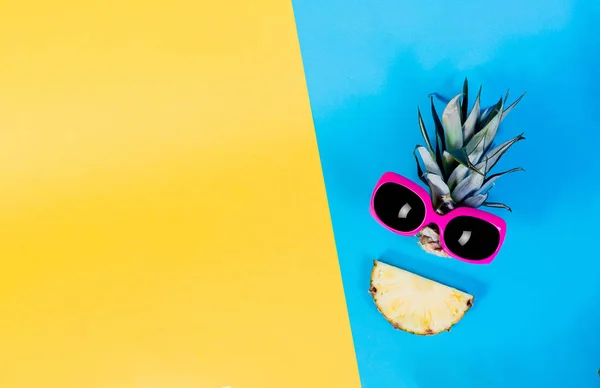 时尚菠萝 夏季颜色 热带水果与太阳镜 极简主义风格 创意艺术理念 菠萝在粉红色 黄色和蓝色柔和的颜色 — 图库照片