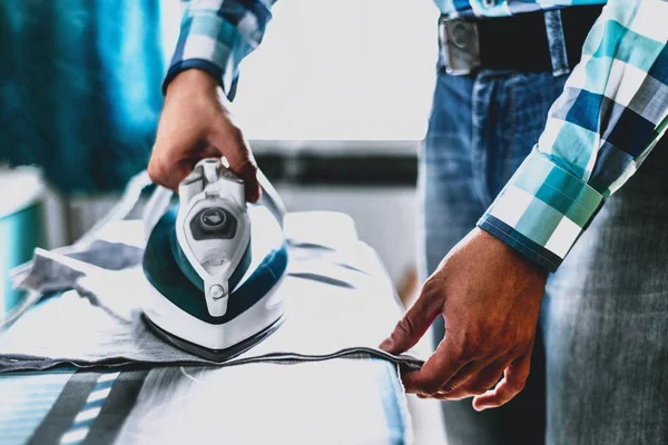 Man Hemma Stryka Kläder Far Utför Hem Uppgifter Irons Barnets — Stockfoto