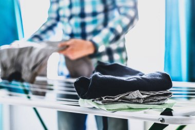 Adam kuru giysiler için Çamaşırhane, asmak. Babam eve görevleri gerçekleştirir, çocuğun giysileri kilitleniyor. Adam evde bir kadın rolünde. Bir adam bir ev kadını rolü.