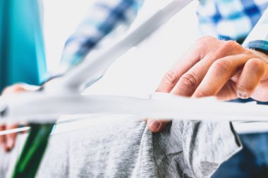 Adam kuru giysiler için Çamaşırhane, asmak. Babam eve görevleri gerçekleştirir, çocuğun giysileri kilitleniyor. Adam evde bir kadın rolünde. Bir adam bir ev kadını rolü.