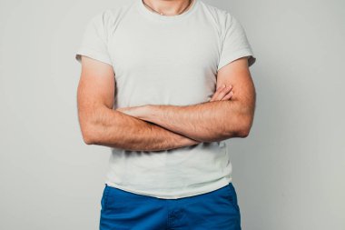 Gömlek tasarım, izole boş beyaz tshirt önde genç adamın yakın. Şablon tasarım yazdırma için alay et. Beyaz bir T-shirt bir erkekte önden görünümü.
