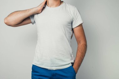 Gömlek tasarım, izole boş beyaz tshirt önde genç adamın yakın. Şablon tasarım yazdırma için alay et. Beyaz bir T-shirt bir erkekte önden görünümü.