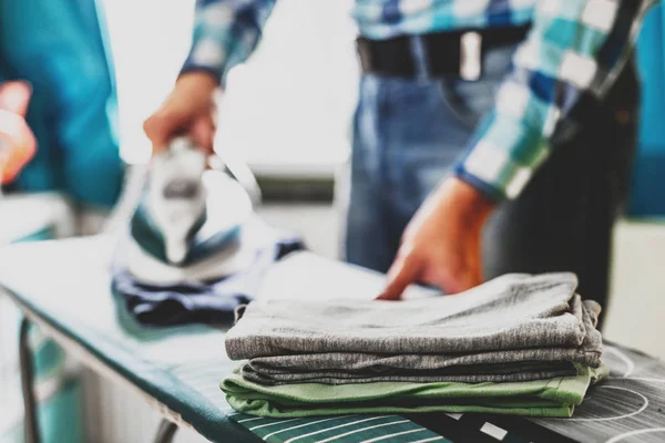 Hombre Casa Planchando Ropa Padre Realiza Tareas Domésticas Plancha Ropa —  Fotos de Stock