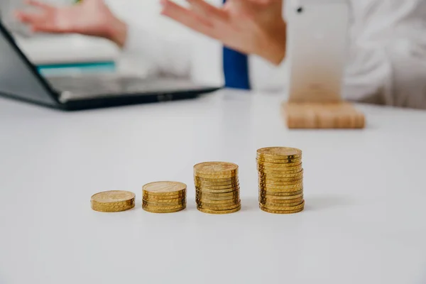 Gouden Munten Tafel Zijn Gouden Munten Een Witte Tafel Achtergrond — Stockfoto