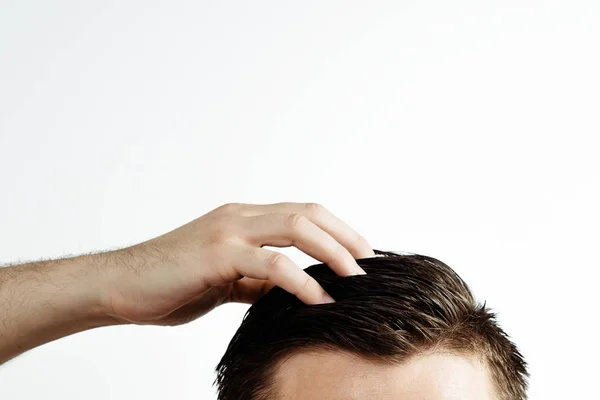 用手放在白色背景上的男人的头发上 棕色头发的看法与边发际线查出在白色背景 — 图库照片