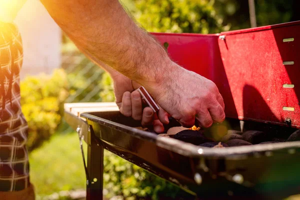 Accensione Bruciare Griglia Uomo Accende Barbecue Con Fiammiferi Passare Del — Foto Stock