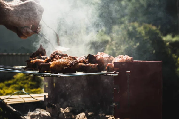 Tahání Kuře Grilu Muž Žádá Hotové Kuřecí Stehna Grilu Trávit — Stock fotografie