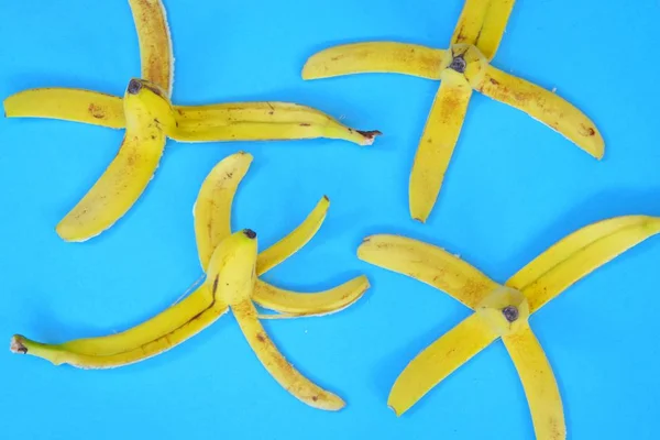 Close Cascas Banana Deitado Sobre Fundo Azul — Fotografia de Stock