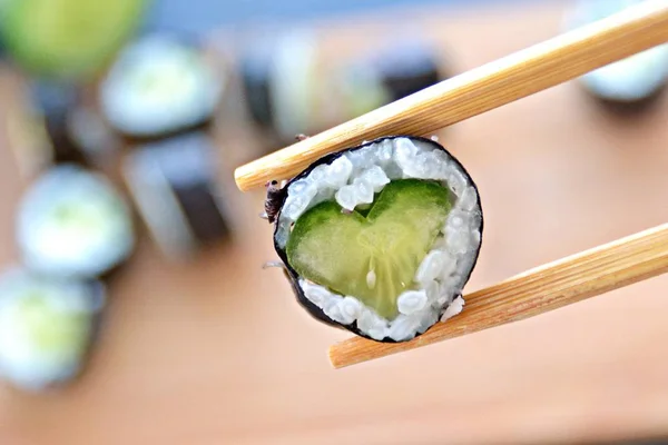 Suşi lovin için sembolü olarak kalp şeklinde salatalık sushi