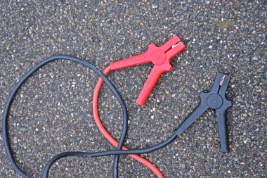 Asfalt üzerinde iki elektrik pensini yakın
