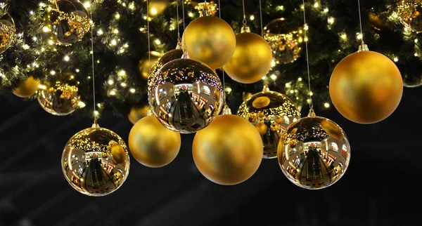 暗い背景に金色のクリスマスの飾りのクローズアップ — ストック写真