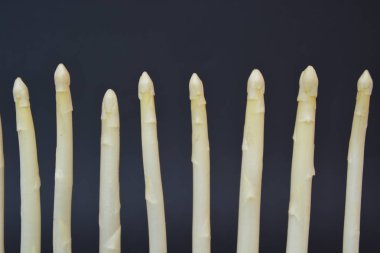 siyah arka planda beyaz kuşkonmamıza yakın 