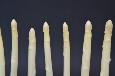 siyah arka planda beyaz kuşkonmamıza yakın 