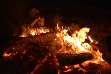 siyah arka planda şenlik ateşi yakın 