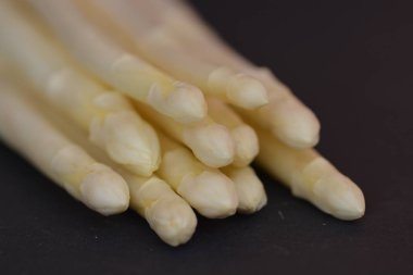 siyah arka planda beyaz kuşkonmamıza yakın 