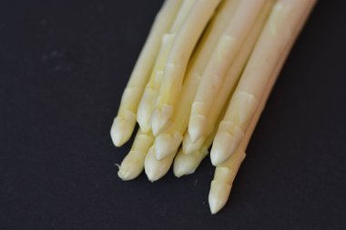 siyah arka planda beyaz kuşkonmamıza yakın 