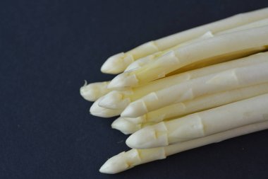 siyah arka planda beyaz kuşkonmamıza yakın 