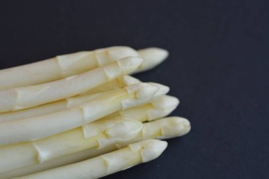 siyah arka planda beyaz kuşkonmamıza yakın 