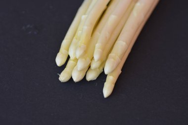 siyah arka planda beyaz kuşkonmamıza yakın 