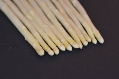 siyah arka planda beyaz kuşkonmamıza yakın 