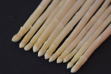 siyah arka planda beyaz kuşkonmamıza yakın 