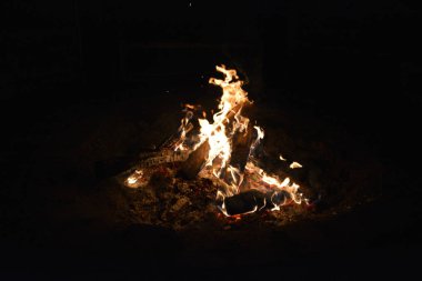 siyah arka planda şenlik ateşi yakın 