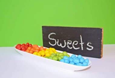 renk arka planda beyaz çanak renkli tatlılar yakın 