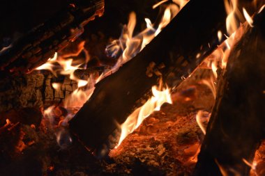 siyah arka planda şenlik ateşi yakın 