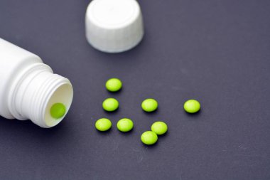 siyah arka planda uyuşturucu yakın 