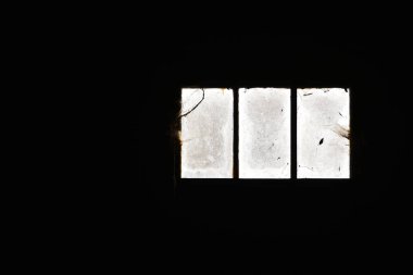 duvar üzerinde kirli pencere ile gün ışığı