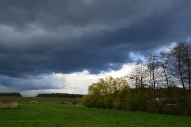 mavi gökyüzü arka planda çayır ve beyaz bulutlar görünümü 