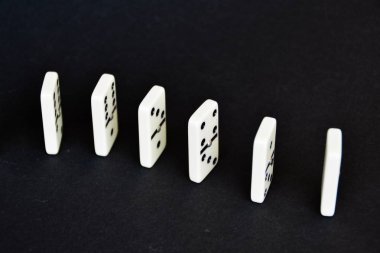 siyah arka planda Domino satır yakın 