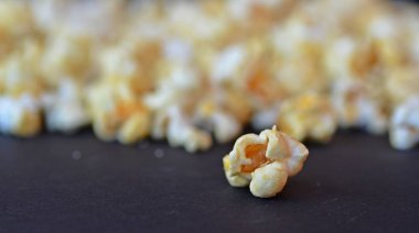 siyah arka planda patlamış mısır yakın 